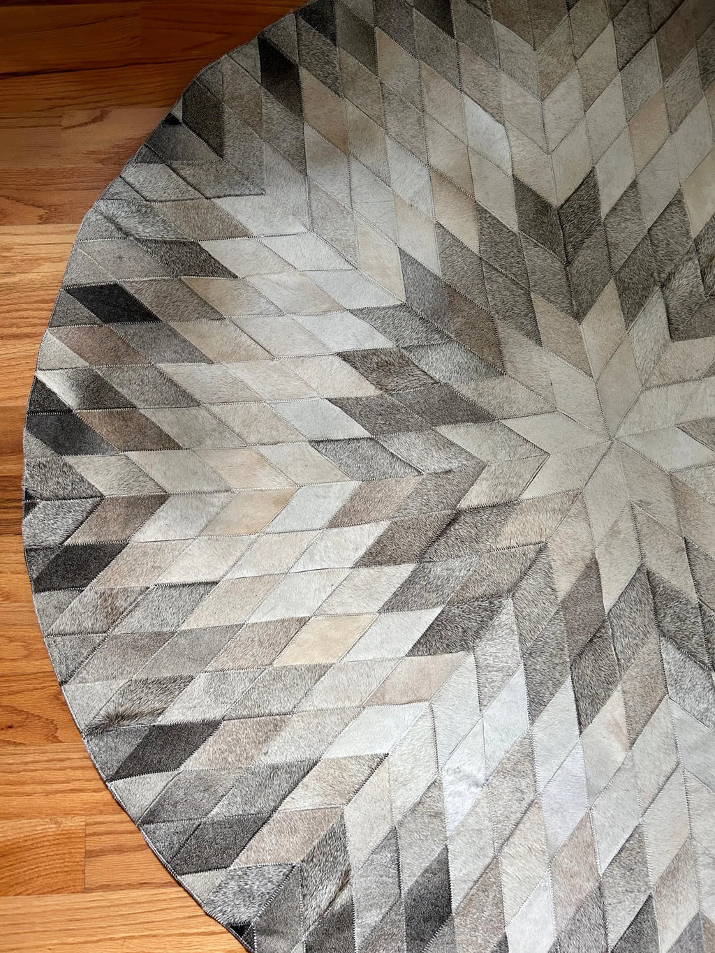 Round Cowhide Patchwork Rug: White & Grey Leather Area Rug