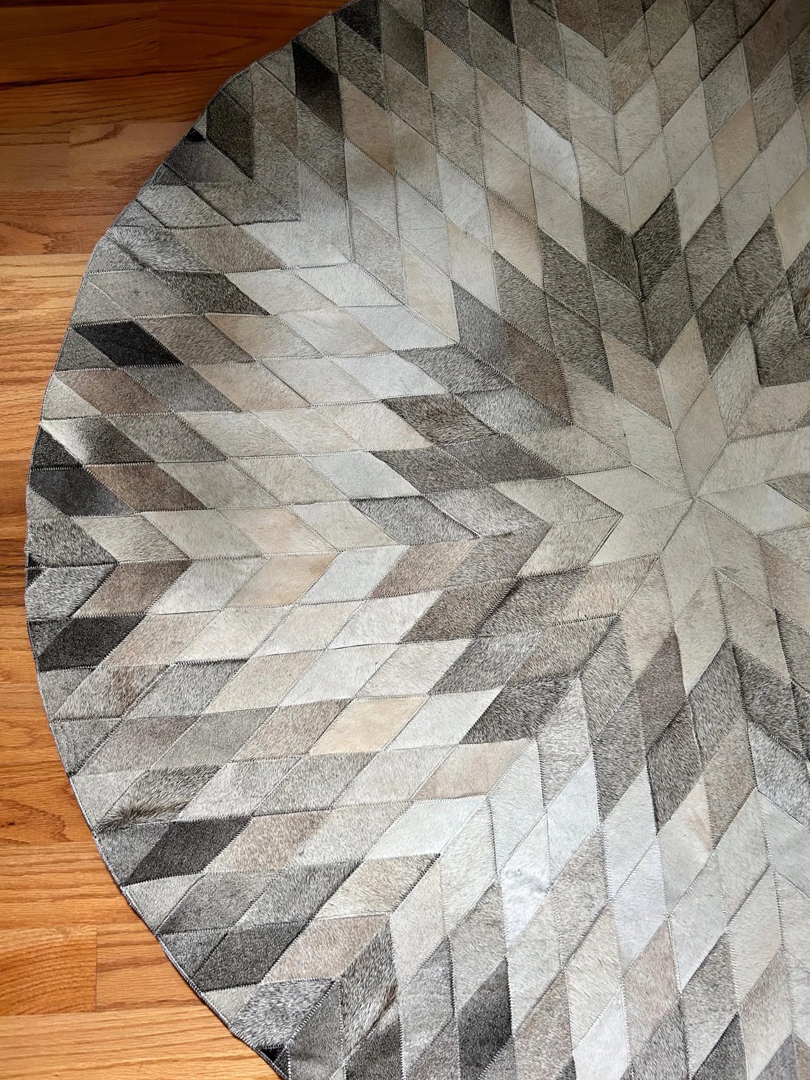 Round Cowhide Patchwork Rug: White & Grey Leather Area Rug