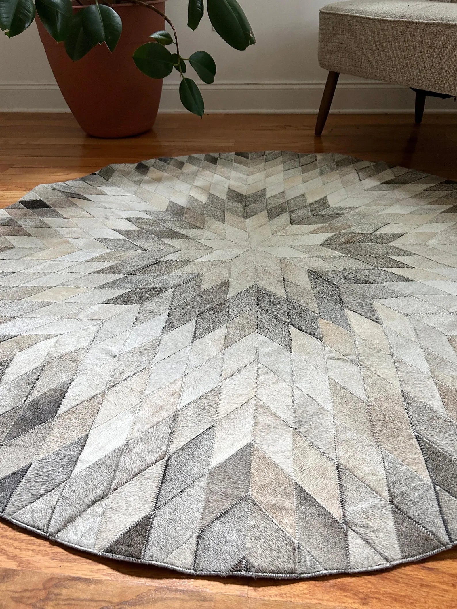 Round Cowhide Patchwork Rug: White & Grey Leather Area Rug