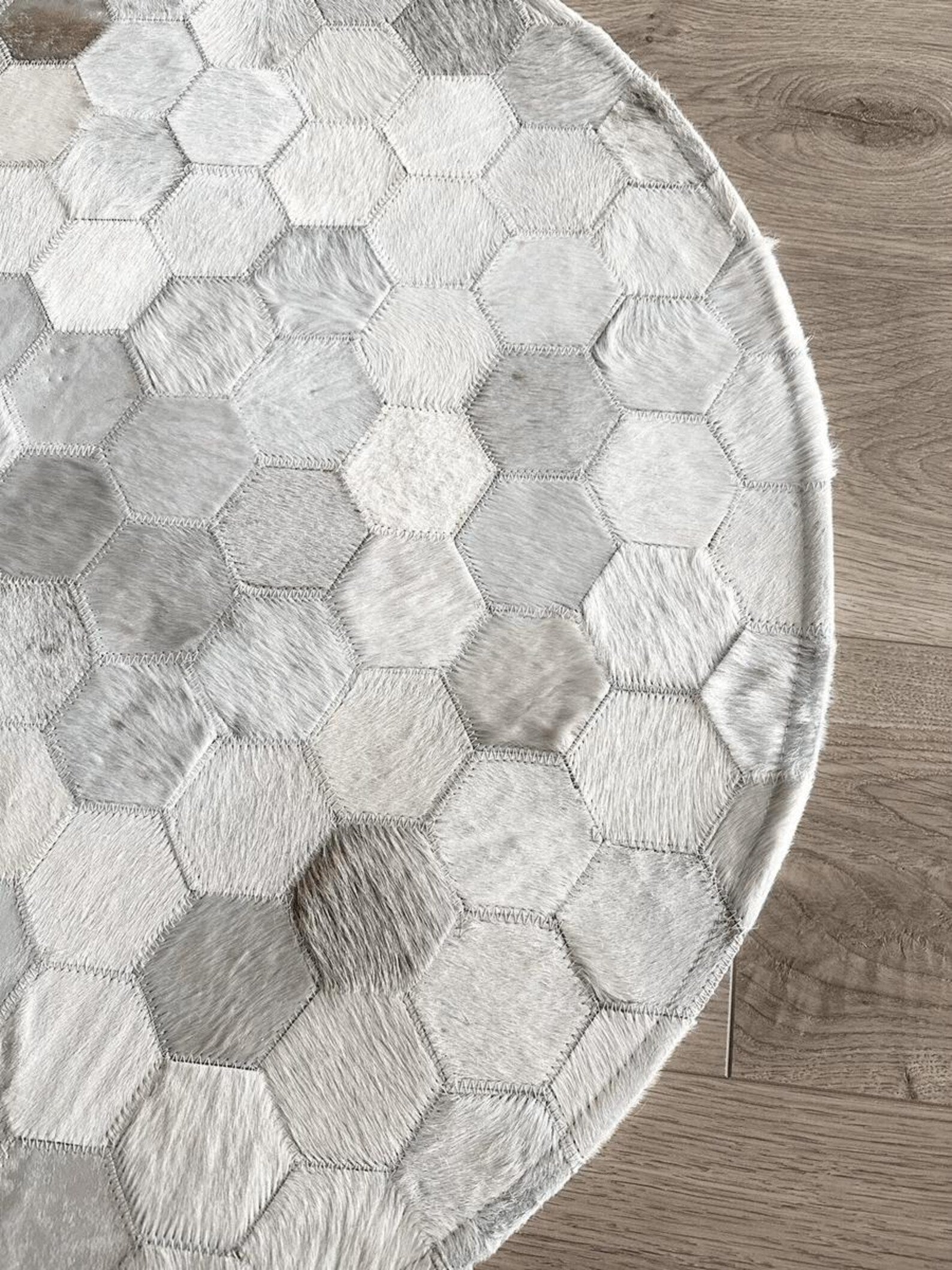 Round Cowhide Patchwork Area Rug: White & Grey Leather Carpet
