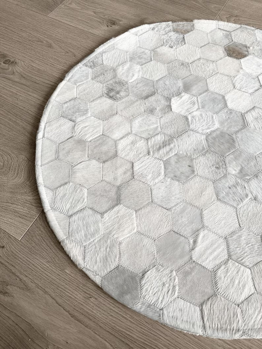 Round Cowhide Patchwork Area Rug: White & Grey Leather Carpet