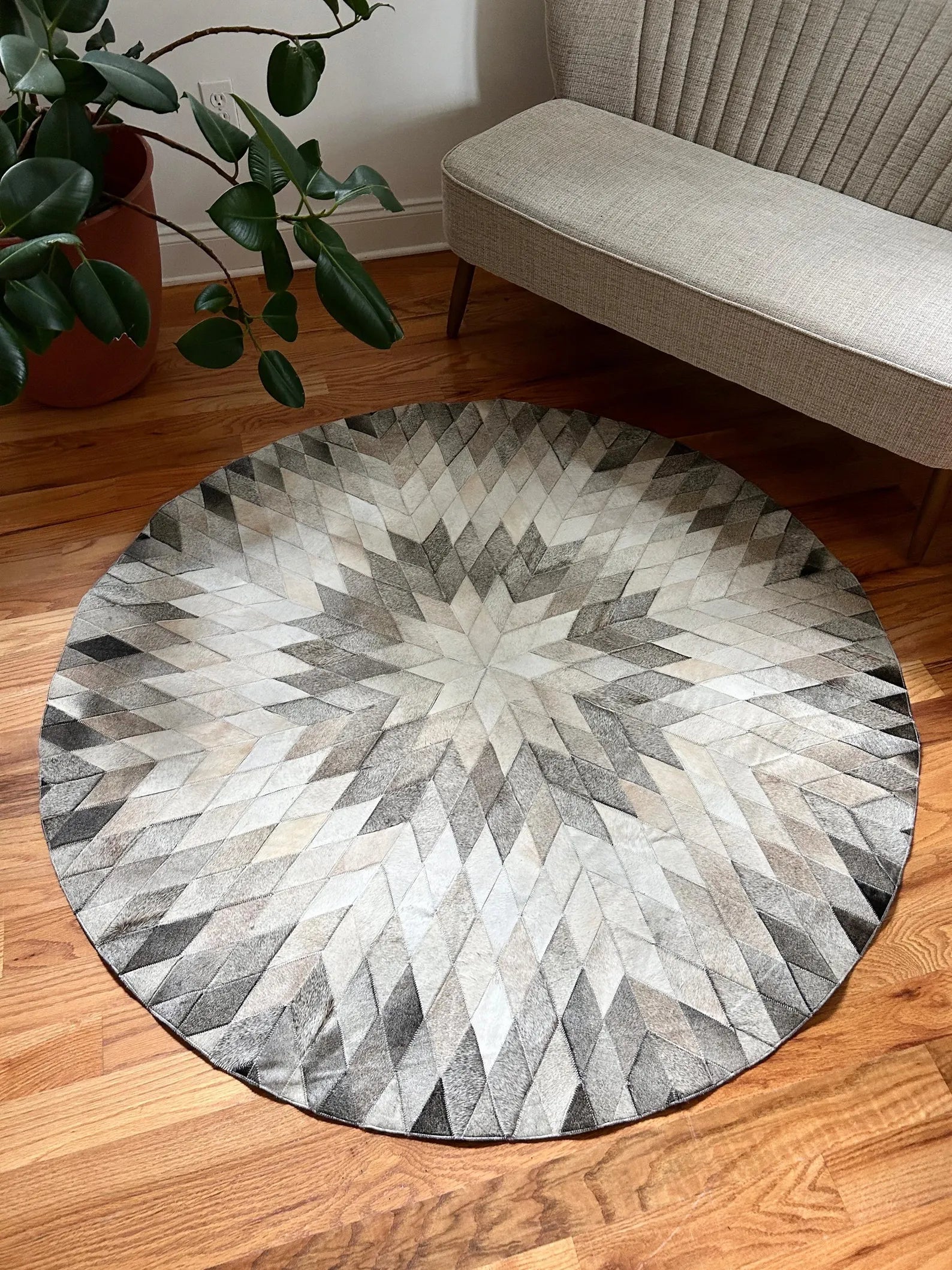 Round Cowhide Patchwork Rug: White & Grey Leather Area Rug