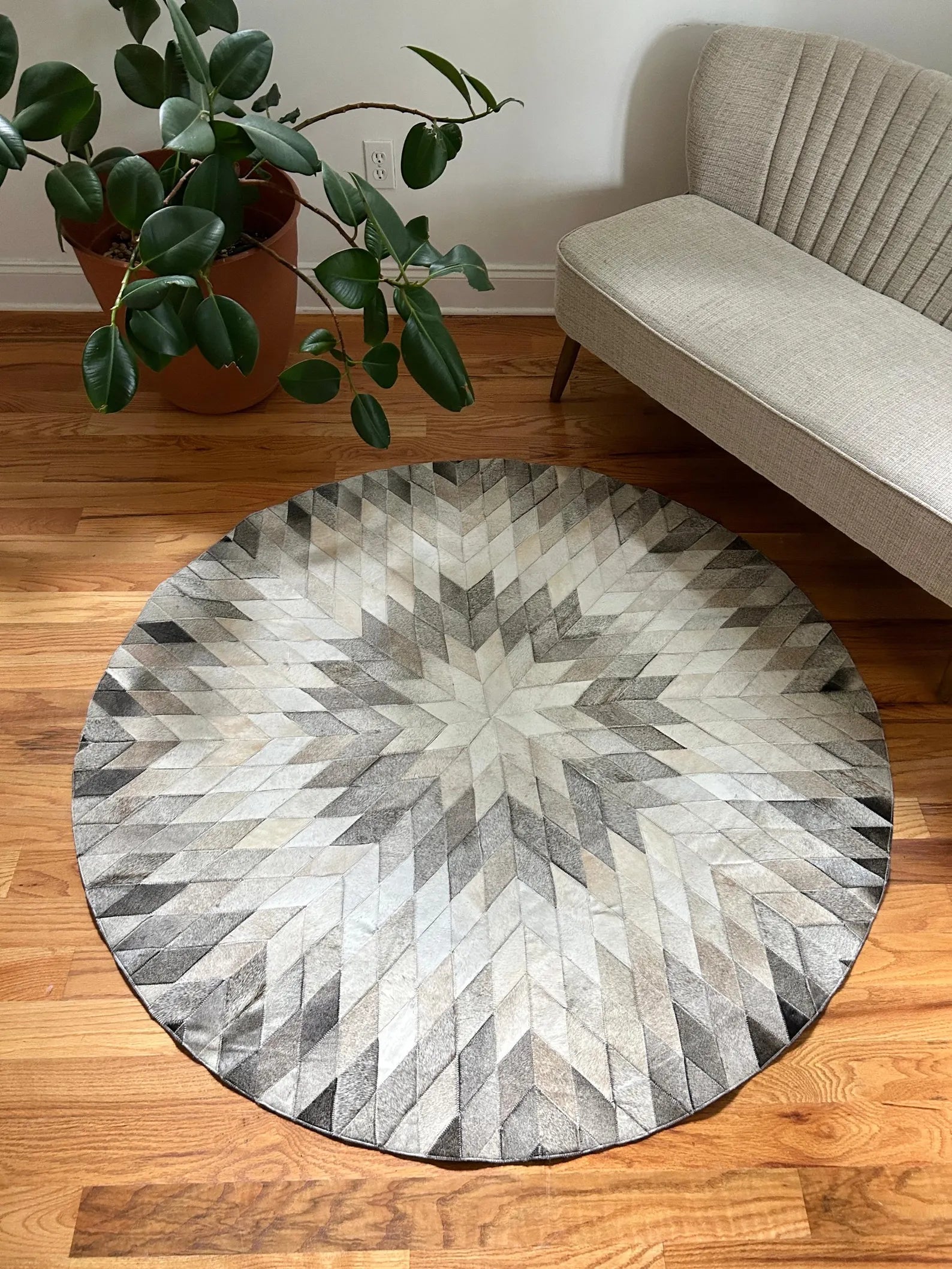 Round Cowhide Patchwork Rug: White & Grey Leather Area Rug