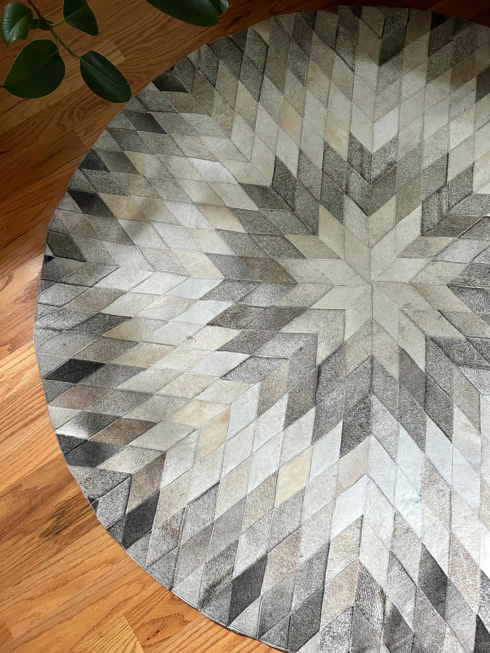 Round Cowhide Patchwork Rug: White & Grey Leather Area Rug