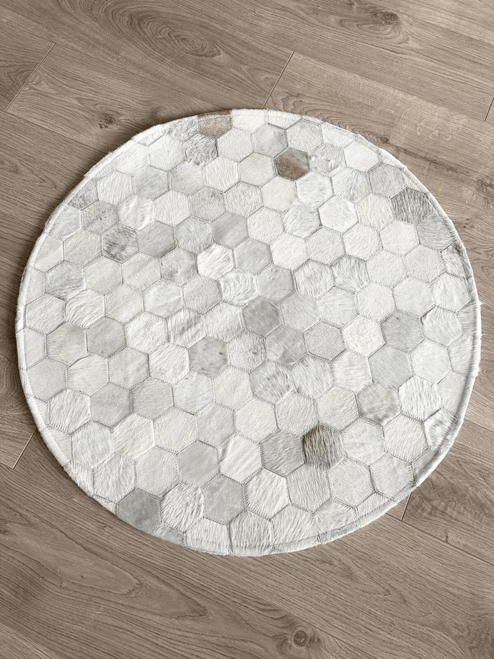 Round Cowhide Patchwork Area Rug: White & Grey Leather Carpet