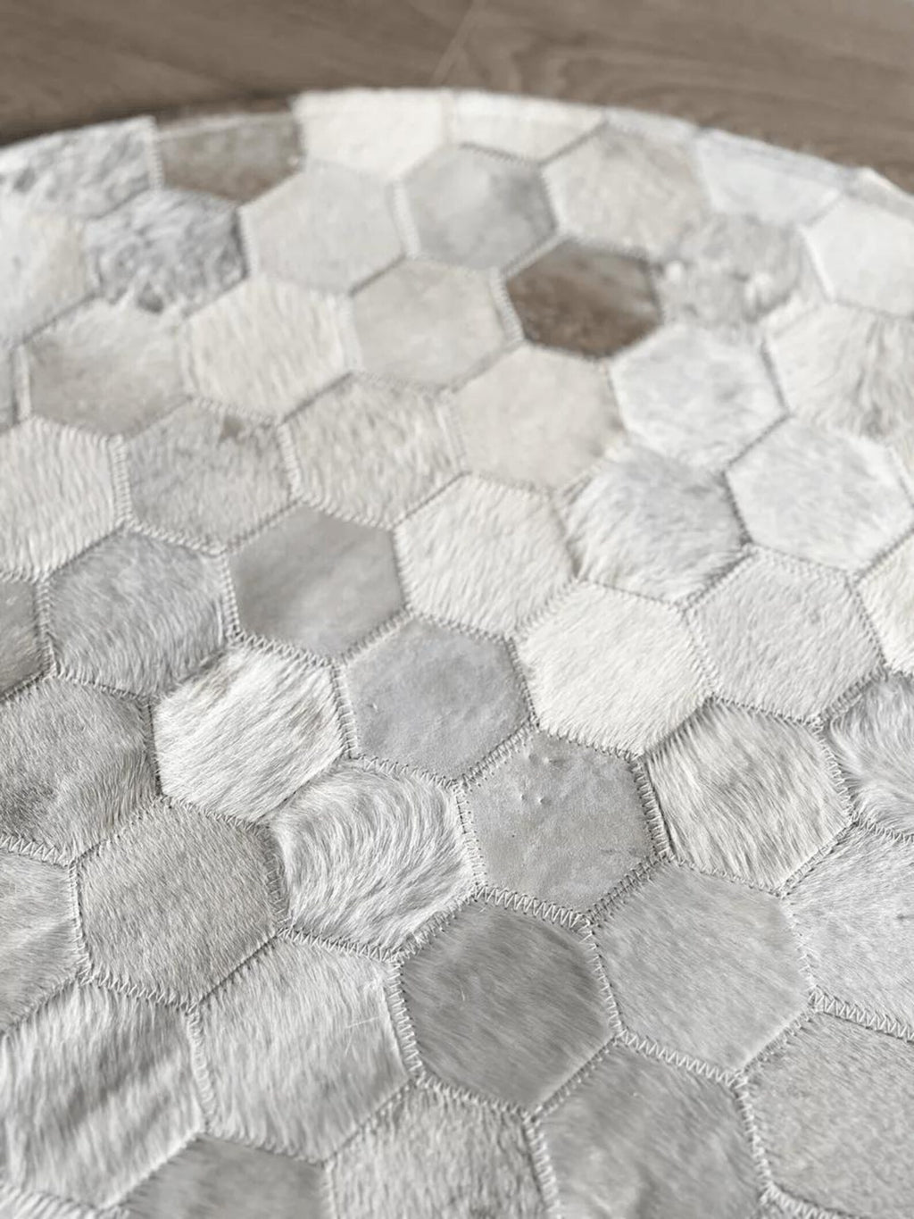 Round Cowhide Patchwork Area Rug: White & Grey Leather Carpet
