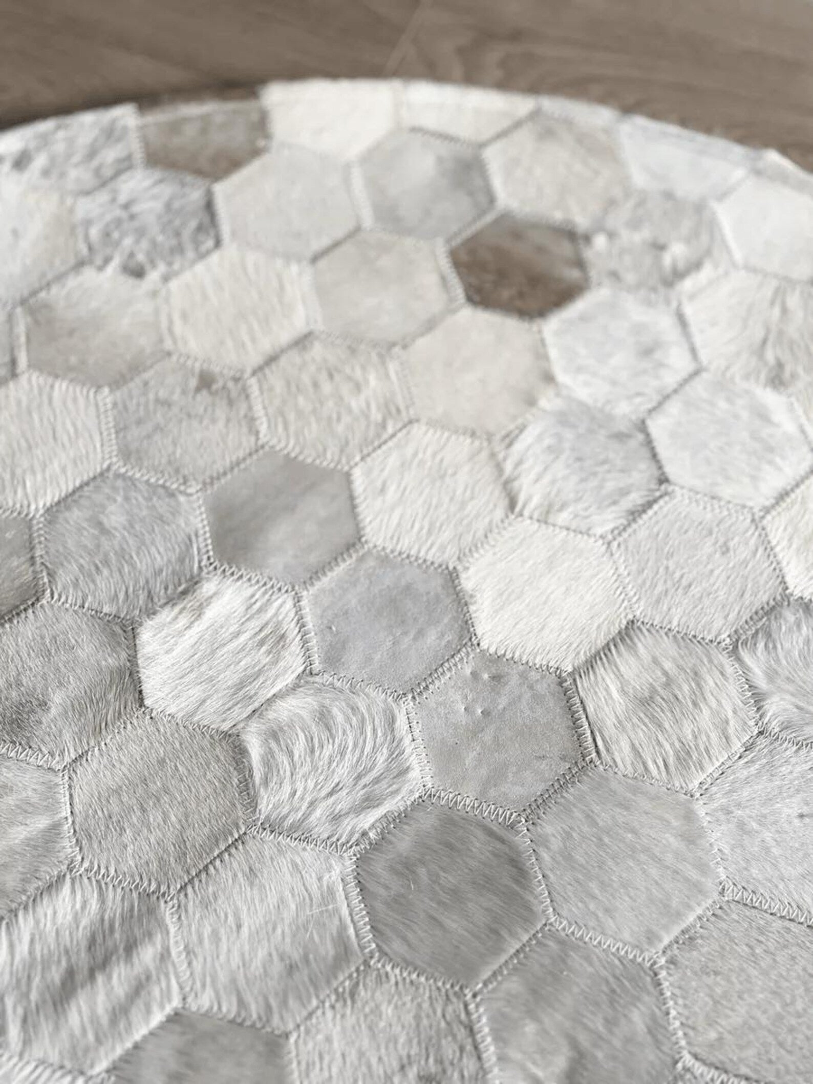 Round Cowhide Patchwork Area Rug: White & Grey Leather Carpet