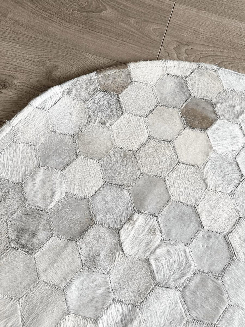Round Cowhide Patchwork Area Rug: White & Grey Leather Carpet