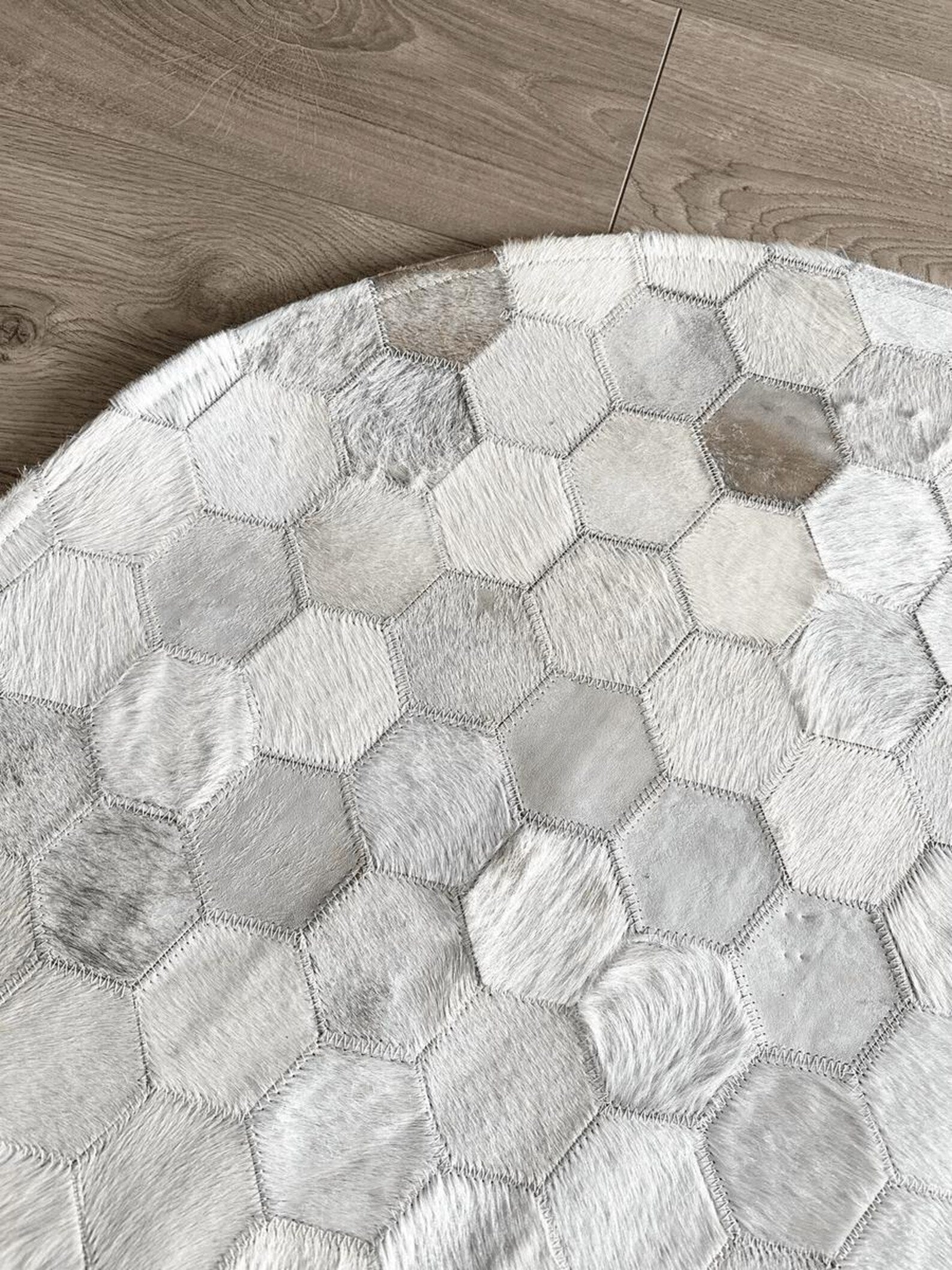 Round Cowhide Patchwork Area Rug: White & Grey Leather Carpet